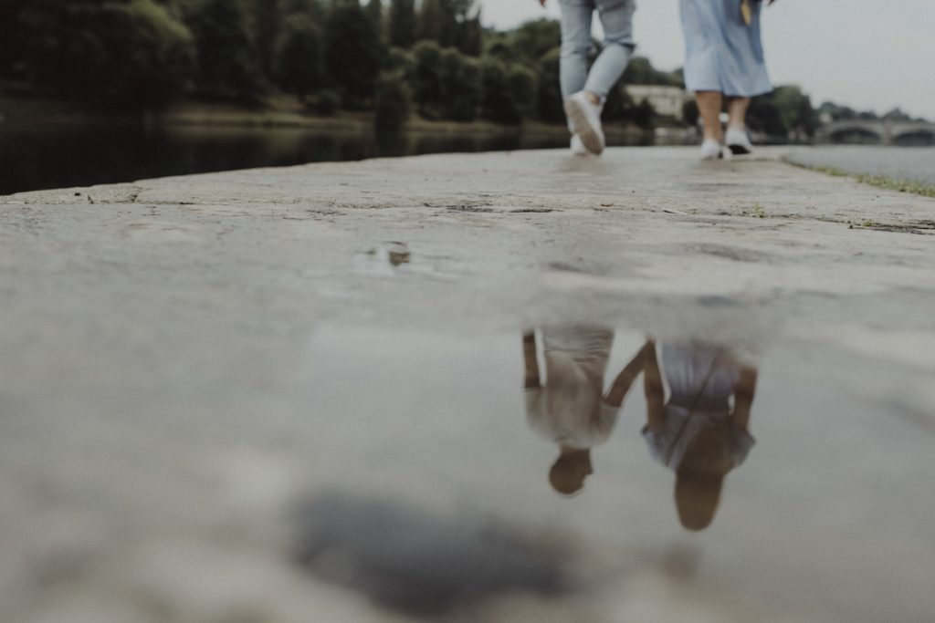 Ragazza-E-Ragazza-Same-Sex-Fotografia-Di-Coppia-Torino-Murazzi-Riflessi-Gioia-Romantico