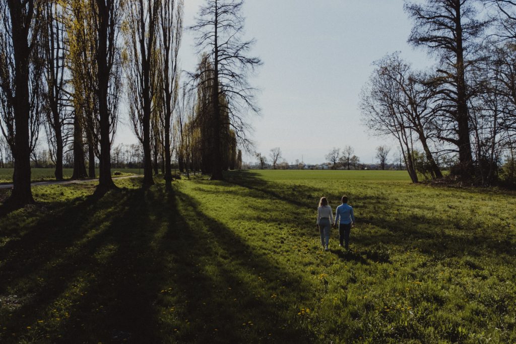 Uomo-Donna-Fotografia-Di-Coppia-Campagna-Controluce-Fotografia-Aerea-Passeggiata