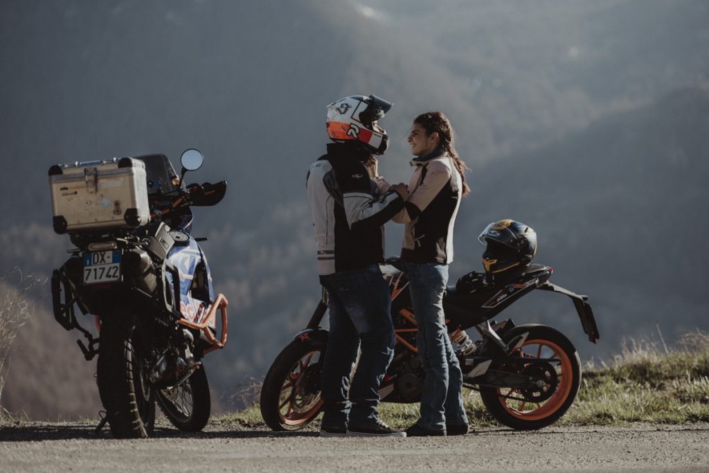 Ragazza-E-Ragazzo-Fotografia-Di-Coppia-Montagna-Val-Susa-Moto